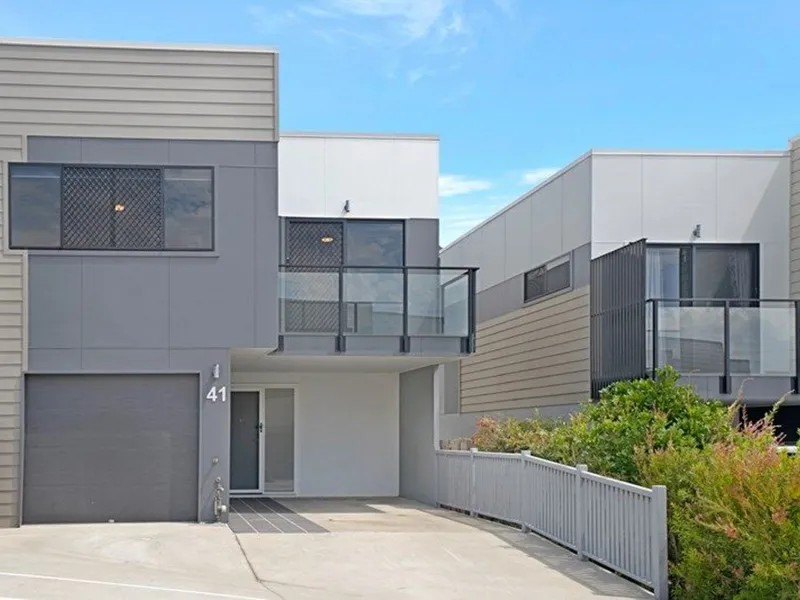 PRIVATE & SECURE SPACIOUS UNIT LIVING POOL & AIR CON