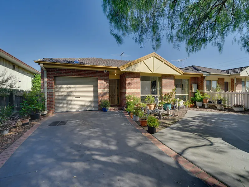 A very neat 2-bedroom unit in central Cranbourne