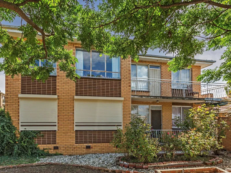 bright and stylish 2 bed pad opposite Lions park