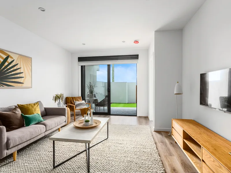 Cutting - Edge Style on The Foreshore