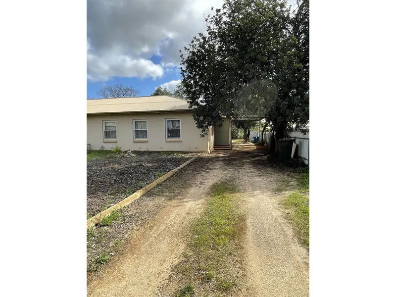 Neatly Presented 3 Bedroom, Close to Town