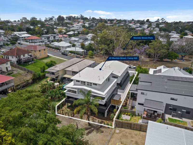 Modern townhouse in boutique complex