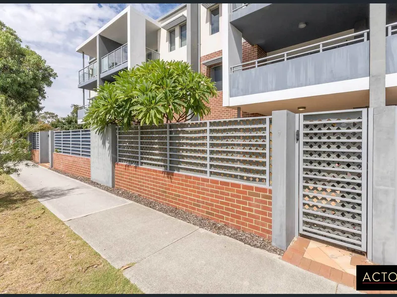 Designer apartment with OWN STREET FRONTAGE AND ENTRANCE.