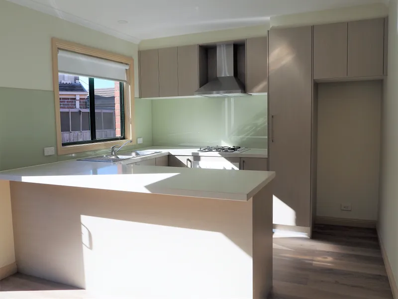 MODERN 2 BEDROOM UNIT IN SECURE BLOCK!