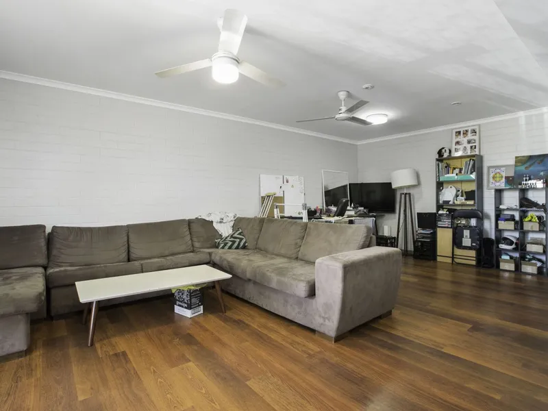 LARGE LIVING AND PATIO IN AN EXCELLENT LOCATION!