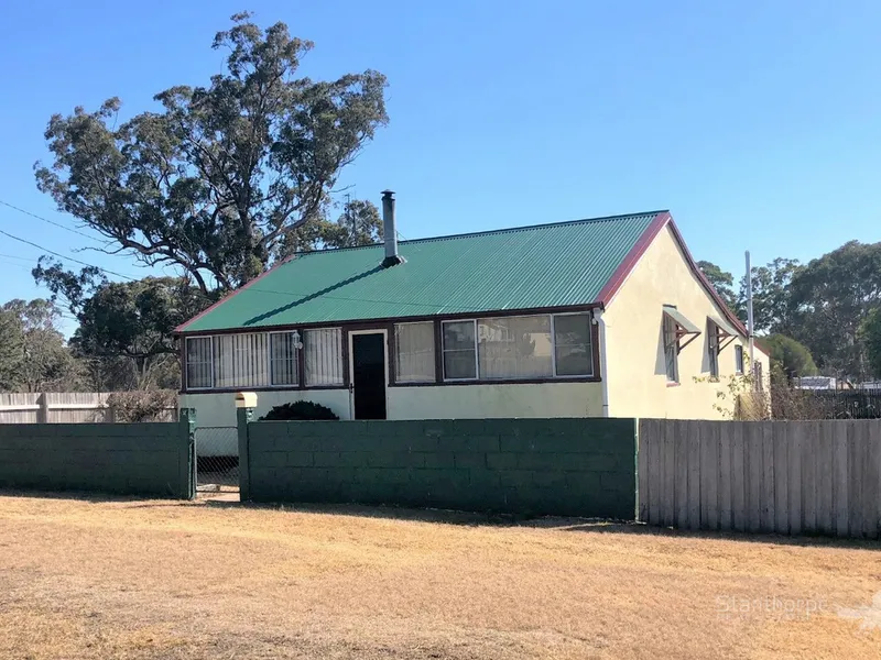WALLANGARRA – EXTRA LARGE BLOCK –1 ACRE WITH GREAT HOME