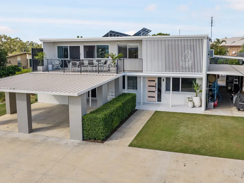 Large Renovated Family Home Close to Town