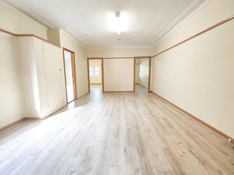 TOP LOCATION! TWO BEDROOM + SUNROOM 