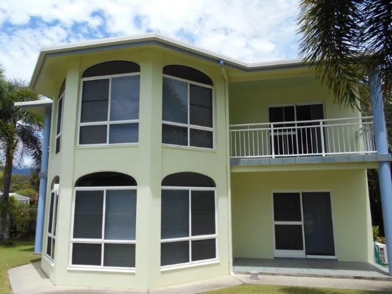 BEAUTIFUL BEACH RESIDENCE - VIEWS TO PARKLAND & MOUNTAINS !