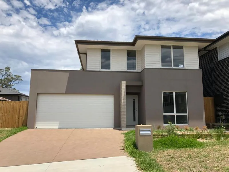 Spacious double storey 4 bedroom large house for rent in Kellyville