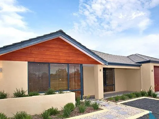 BEAUTIFULLY PRESENTED 3 X 2 – Opposite parklands