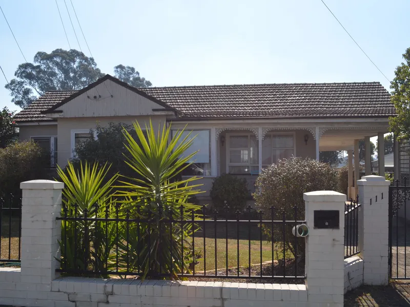 LOVELY FAMILY HOME CLOSE TO ALL AMENITIES!!