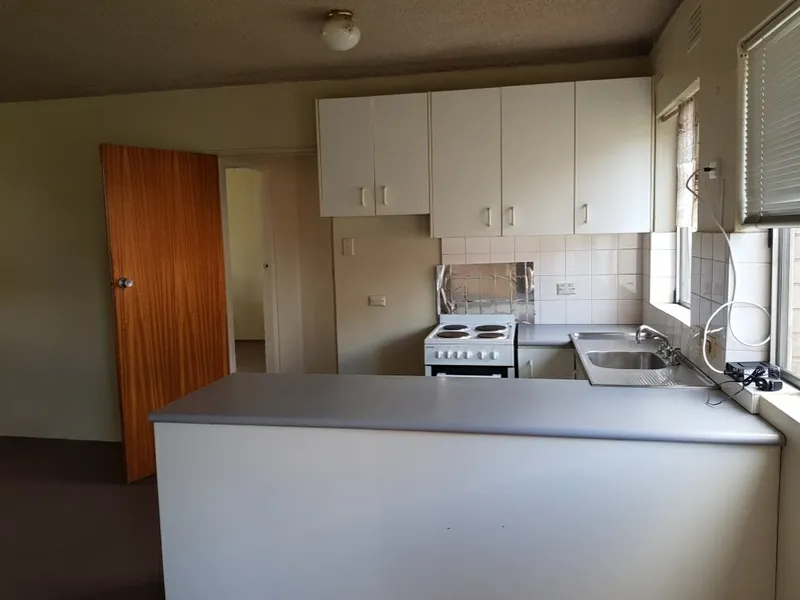 GREAT SIZE ONE BEDROOM UNIT CLOSE TO HEART OF WESTMEAD! WATER USAGE INCLUDED