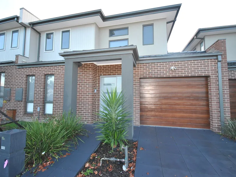STYLISH AND MODERN TOWNHOUSE!!