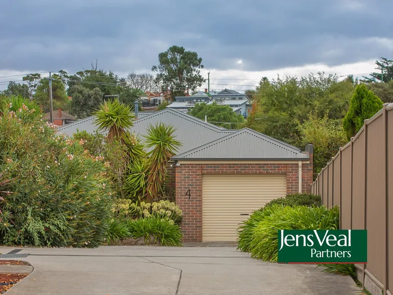 2 BED 2 BATH TOWNHOUSE WITH COURTYARD & COOLING