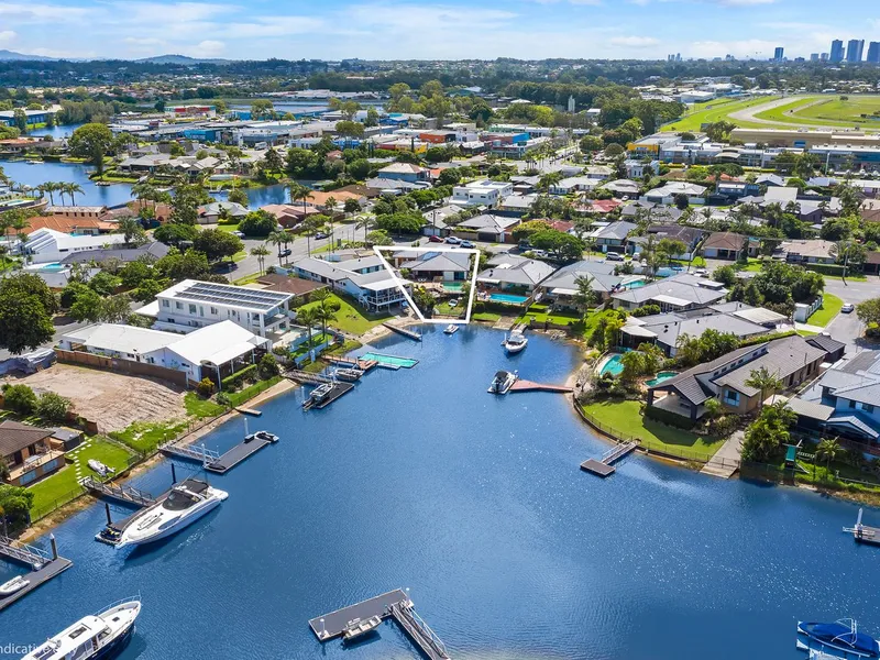 Large single spacious 4 bedroom secure home on the water