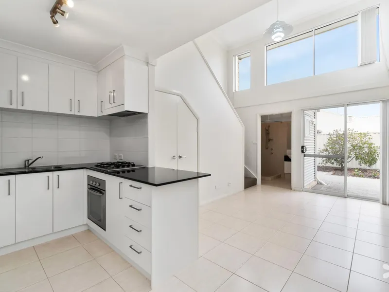 Modern Townhouse In Excellent Location