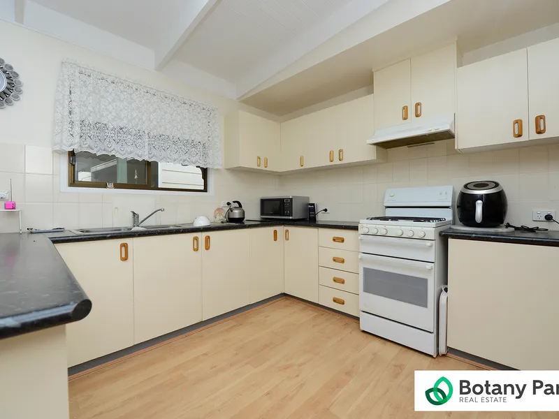 Pristine unit in Palm Lakes Resort 