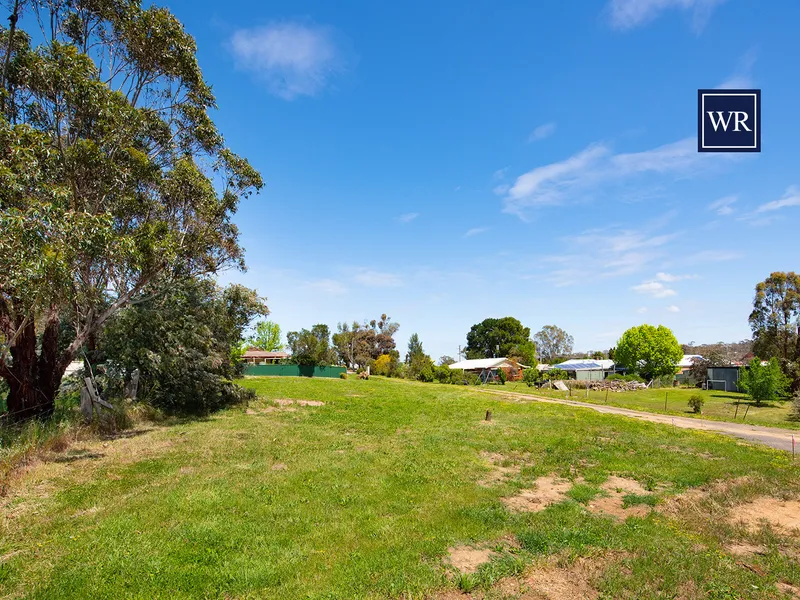 FLAT AND PRIVATE BLOCK JUST MINUTES TO CASTLEMAINE CBD.