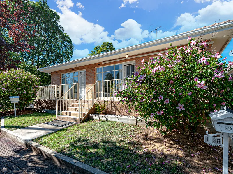 Elevated Single Level Unit in an Enviable Position