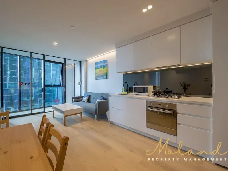 RELAXING & ENTERTAINING! Fully furnished 2 Bedroom with balcony in CBD