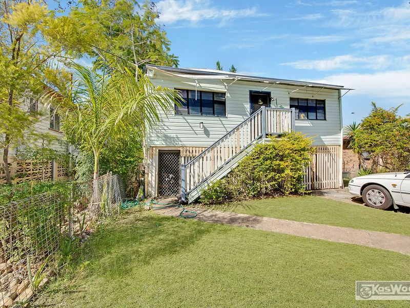 CLASSIC 3 BEDROOM HIGH SET QUEENSLANDER IN A QUALITY LOCATION WITH 2 STREET FRONTAGE.