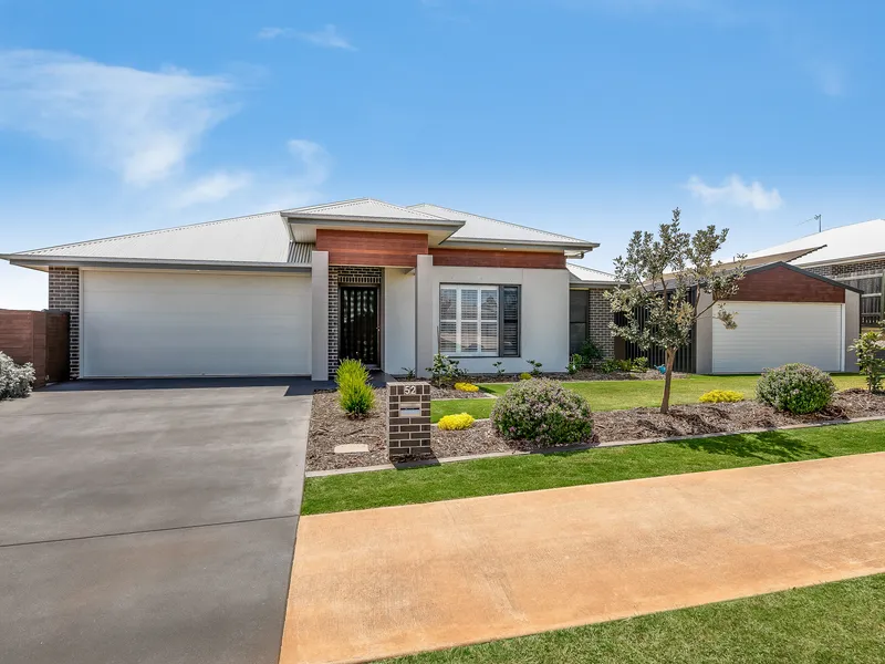 Stylish Living In Highfields North!