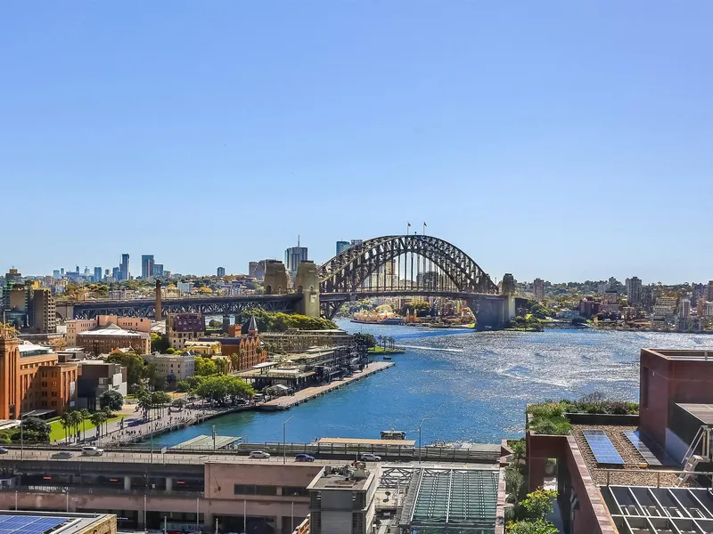 Sunny apartment with Harbour Bridge views from all rooms