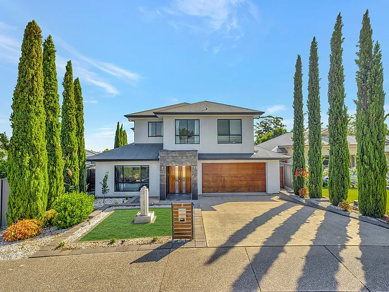 Luxurious family home in a beautiful suburb!