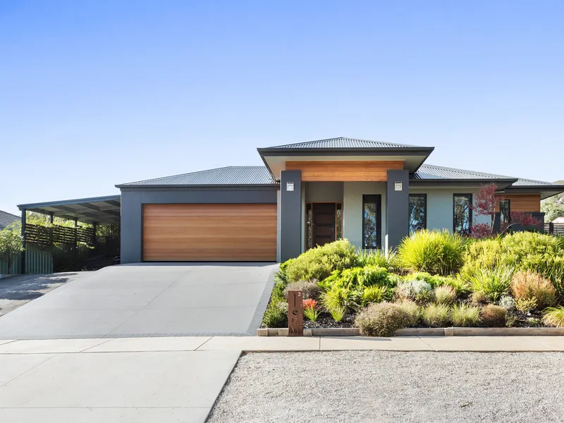 Outstanding Indoor/Outdoor Family Living