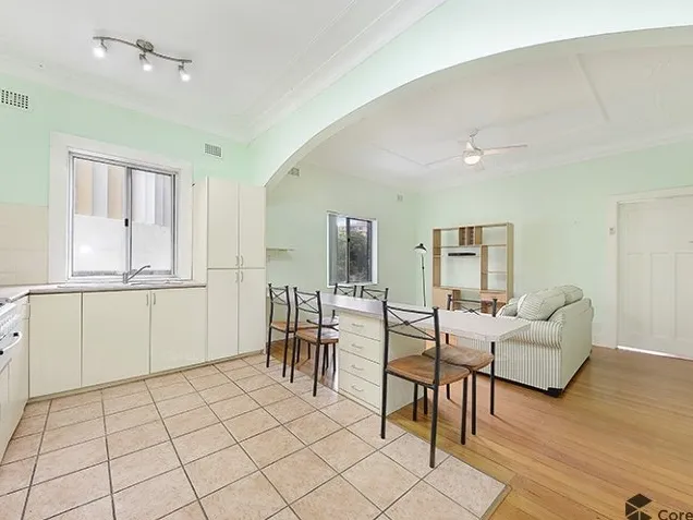 A Spacious 1 Bedroom & Sunroom Apartment