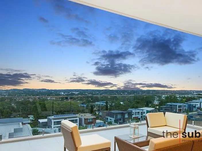 Tri-level EXQUISITE, OVERSIZED