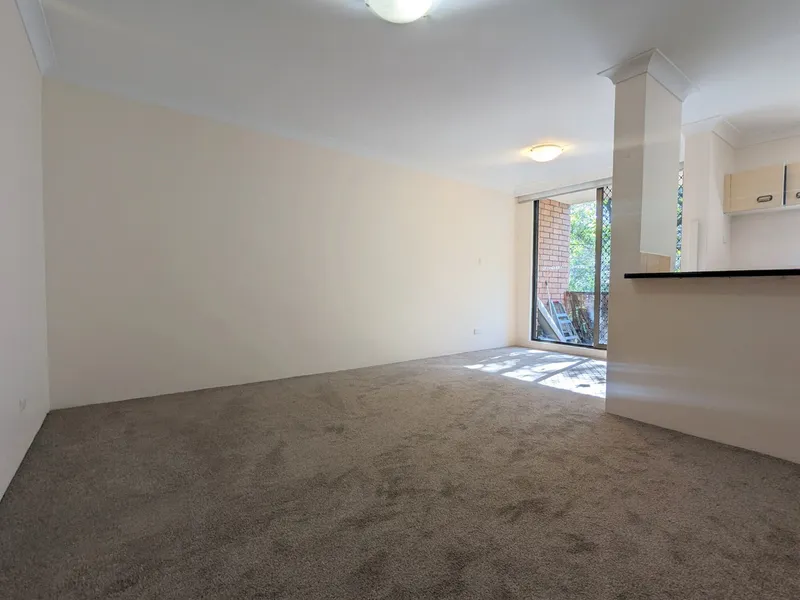 2 BEDROOM APARTMENT IN POPULAR LOCATION, NEW PAINT & NEW CARPET