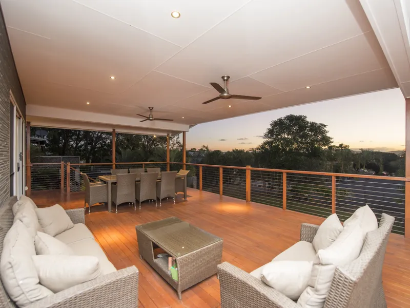 GREAT HOME - BIG DECK !!