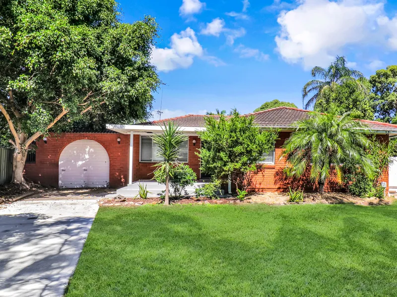 LOOK NO FURTHER! LOCATION, LOCATION, LOCATION!! 