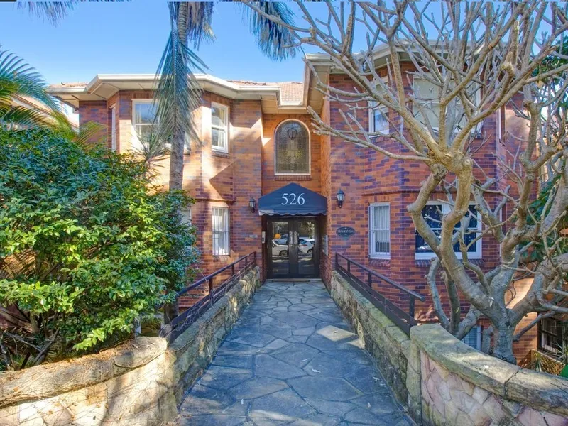 Freshly Painted Great 2 Bedroom Apartment With Harbour Views!