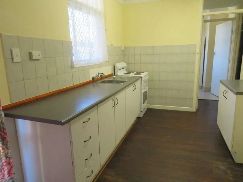 GREAT 3 X 1 FAMILY HOME WITH AIRCONDITIONING & POOL!
