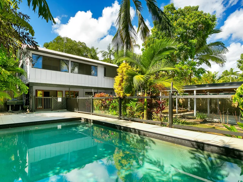 Five bedroom family home in superb location close to the beach!