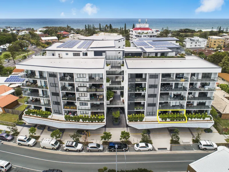 Move in Now and live the Lifestyle between Beach Cafes Cinemas and Shops