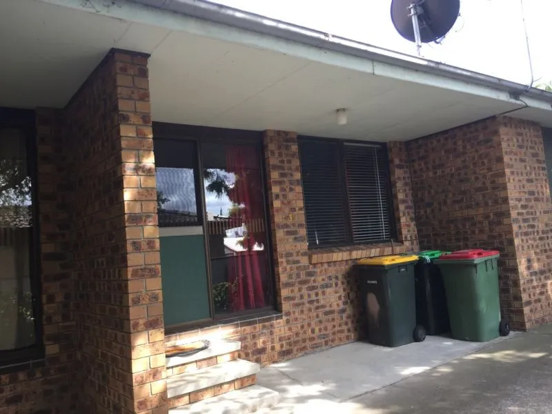 BRICK UNIT IN A LOCATED IN A SMALL COMPLEX