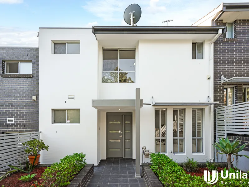 Tranquil Townhouse With Modern Amenities | Privacy & Convenience