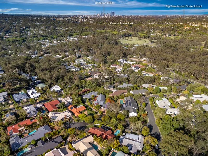 ENJOY THE LIFESTYLE - FABULOUS FAMILY HOME WITH INGROUND POOL