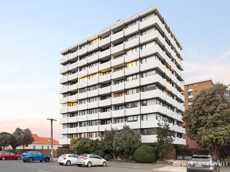 'Miami Towers': Waterfront Icon with Stunning Views