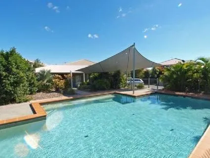 MODERN TOWNHOUSE--POOL, GYM, CAR-WASH BAY