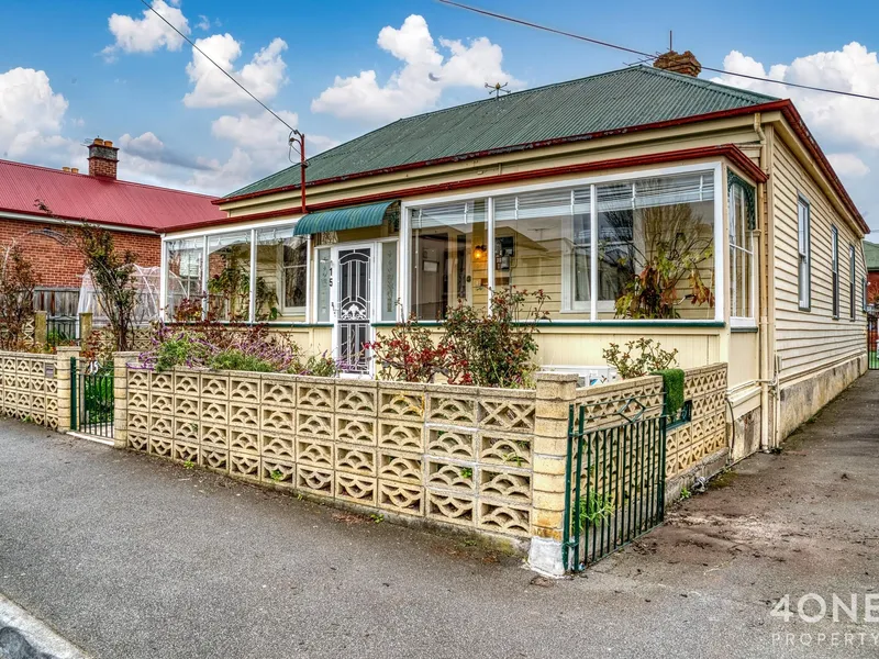 Rosehaven Cottage - A Charming Circa 1900 Retreat in Prime Location
