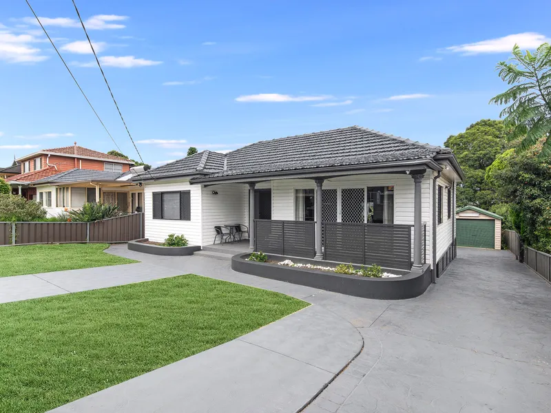 Families, Investors, Developers! Look No Further - 695.6m2 Block ,15.24m Frontage, Fully Renovated & DA Approved