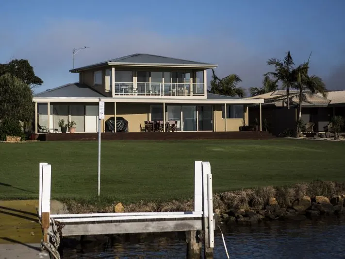 Absolute Waterfront Property, Best views in Paynesville Views over Lake King and Mountains. Jetty Berth directly in front of the house.