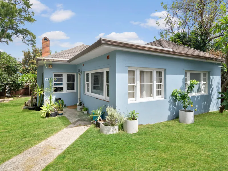 CLASSIC FREESTANDING HOME - CLOSE TO BEACH, SHOPS & SCHOOLS