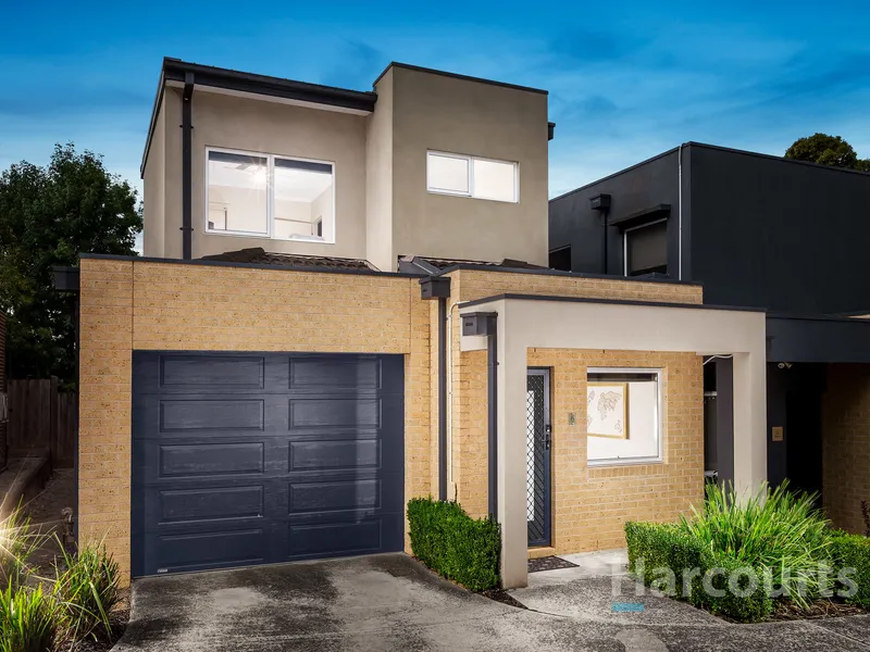 Sophisticated Townhouse in Superb Locale