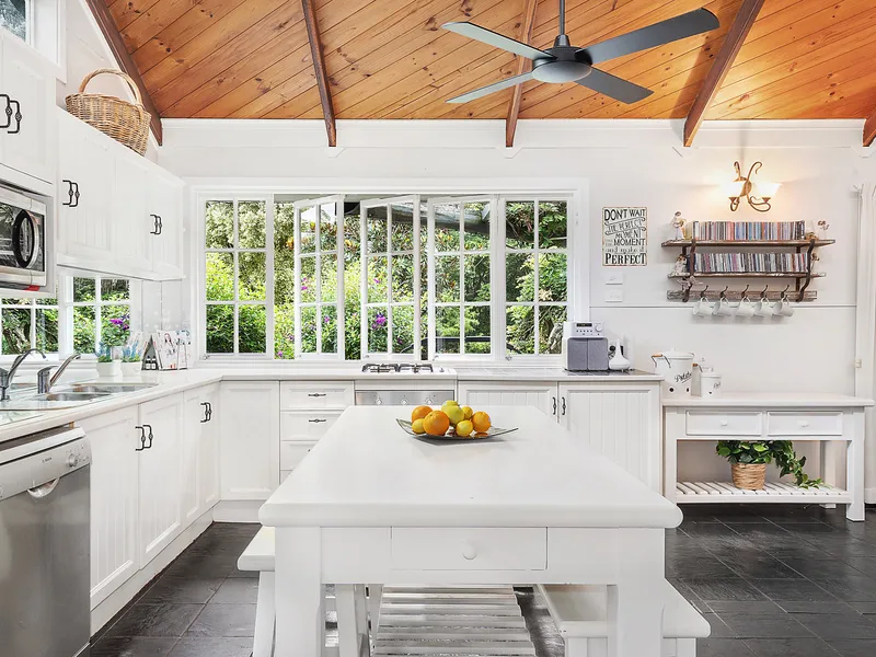 Stunning country residence with dual living and provision for home business